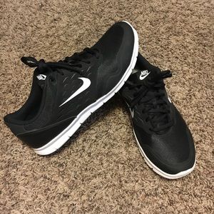 Black Nike tennis shoes
